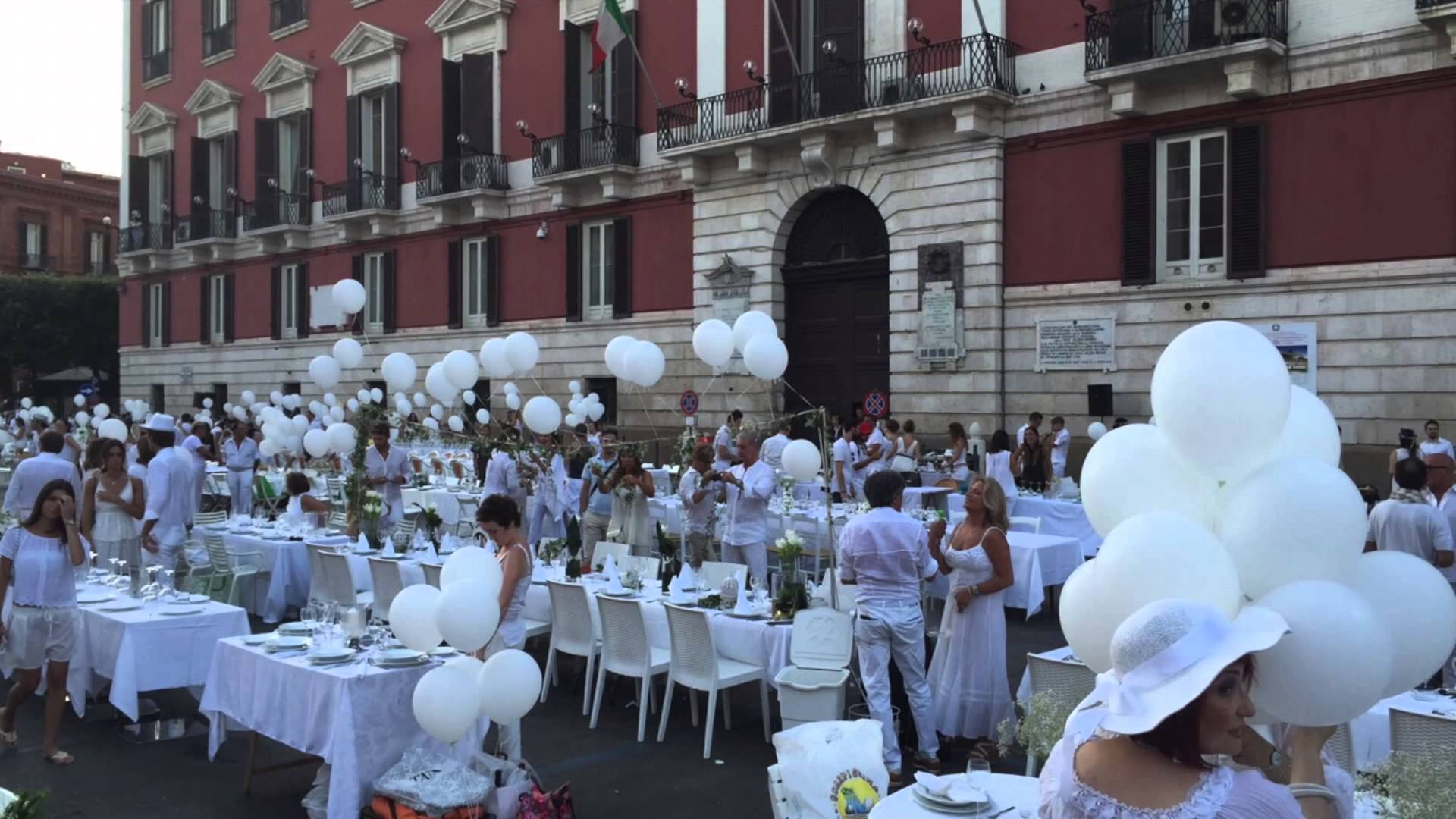 GIOVED 21 LUGLIO ALLA BANCHINA SAN DOMENICO SI TERR MOLFETTA EN BLANC, LA CENA IN BIANCO