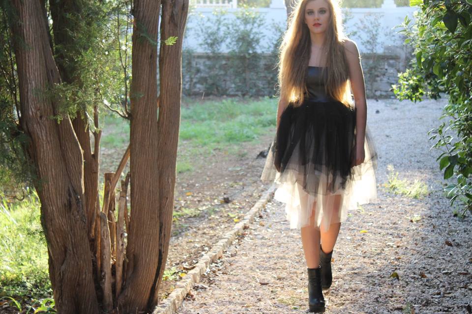 RAGAZZA POCO CONVENZIONALE, IL NUOVO VIDEOCLIP DI ANGELICA BRATTOLI GIRATO NEL SUGGESTIVO BORGO MEDIEVALE SETTE TORRI 