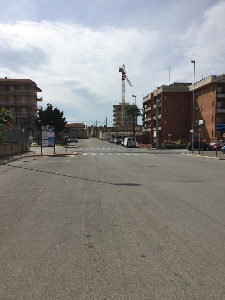 VIA CADUTI SUL MARE E' AL BUIO. TOLTO ANCHE UN PALO DELLA PUBBLICA ILLUMINAZIONE