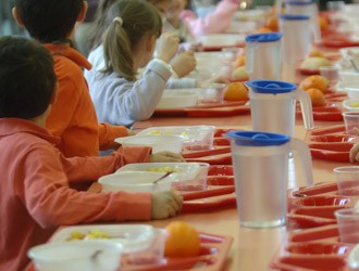  NON SI FERMA LA PROTESTA DEI GENITORI DEI BAMBINI CHE USUFRUISCONO DEL SERVIZIO MENSA DELLA SCUOLA DELLINFANZIA E DELLA SCUOLA PRIMARIA