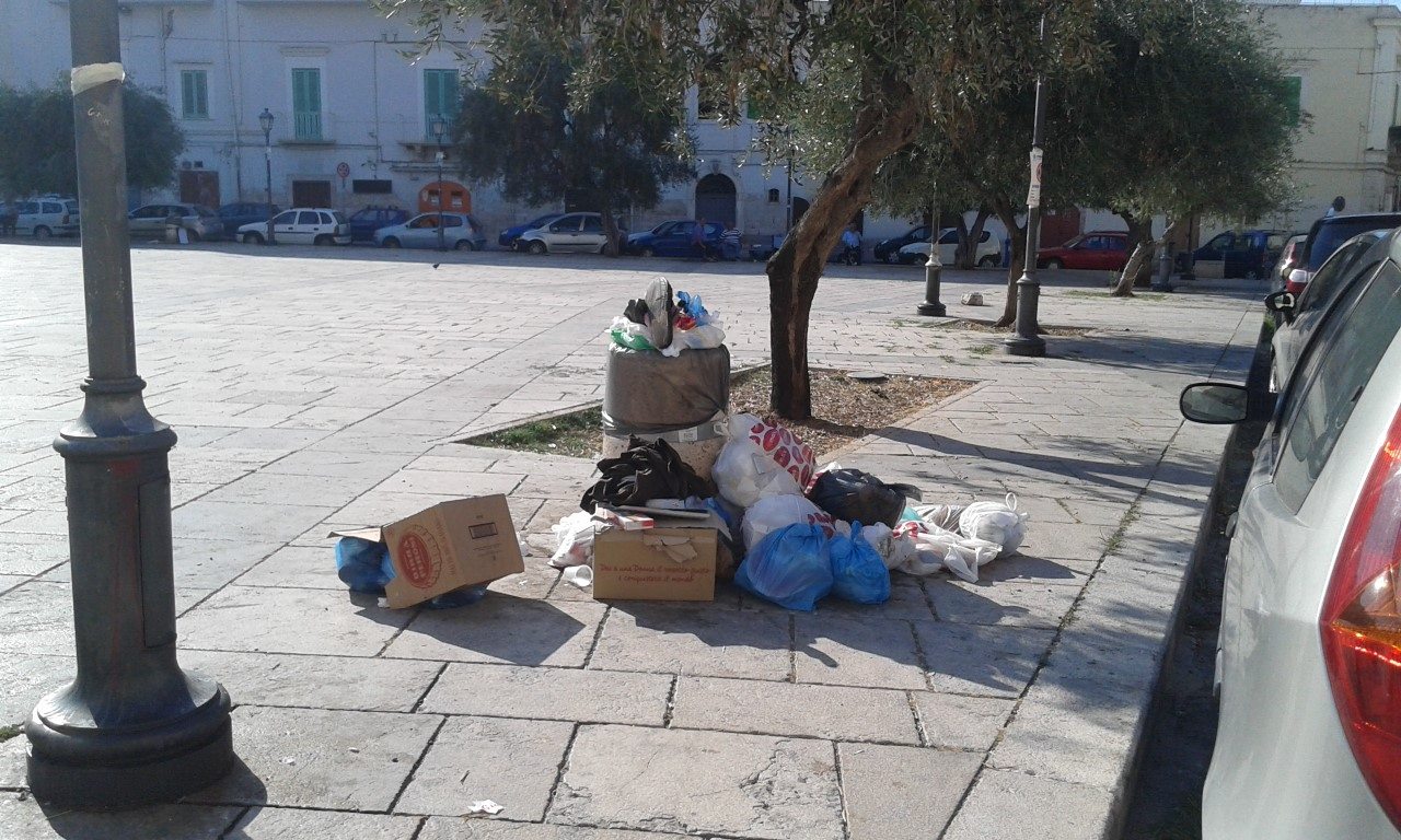 UNA CITTA' VIOLENTATA. IN TUTTI QUESTI ANNI, COSTRUZIONI SUL MARE, RIFIUTI OVUNQUE, LAVORI INTERMINABILI E...