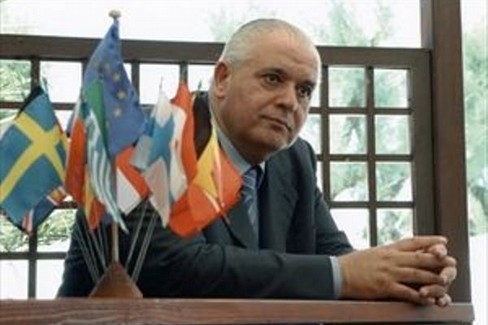 SETTE ANNI FA MORIVA ENZO DE COSMO. LA CITTA' ATTENDE UN RICORDO DEL SINDACO SCOMPARSO