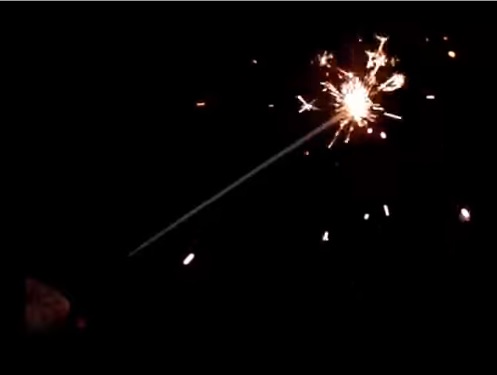 E SE PROVASSIMO A FESTEGGIARE IL CAPODANNO SOLO CON LE CLASSICHE STELLINE, I BASTONCINI SCINTILLANTI DARGENTO