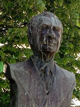QUEL BUSTO DI ALDO MORO SU PIAZZA STAZIONE ABBANDONATO A SE' STESSO