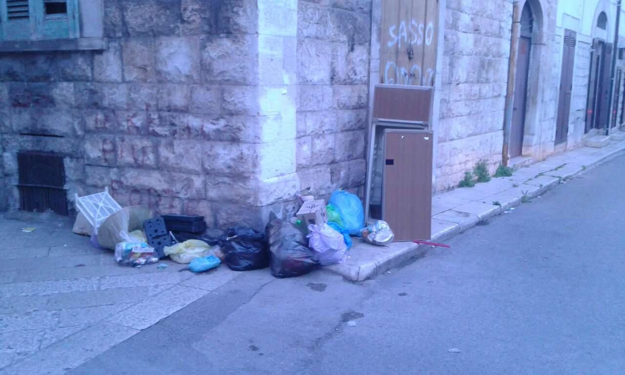 MOLFETTA  ANCORA PIENA DI RIFIUTI