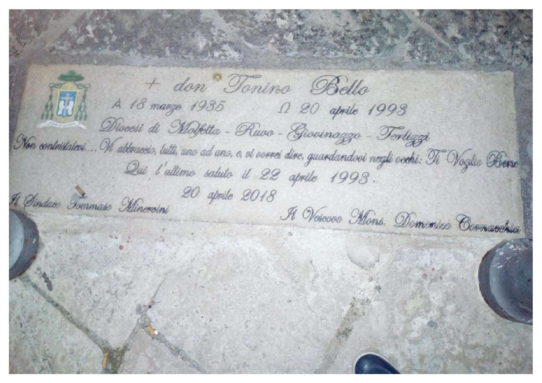 LA PIETRA COMMEMORATIVA COLLOCATA SULLA BANCHINA SEMINARIO DEDICATA A DON TONINO BELLO