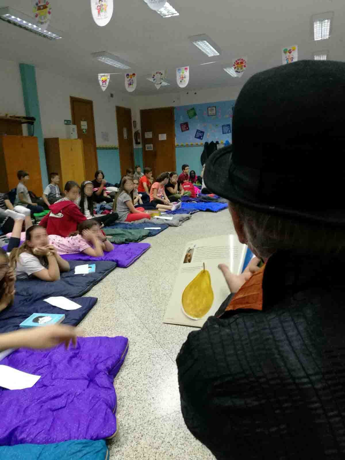 PASSARE UNA NOTTE IN BIANCO A SCUOLA!!! I BAMBINI DELLE CLASSI QUINTE DELLA ROSARIA SCARDIGNO AFFASCINATI DALLA LETTURA DI LIBRI DELLA LETTERATURA PER LINFANZIA