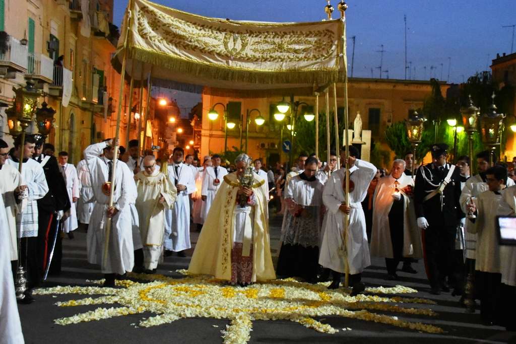 OGGI DOMENICA 2 GIUGNO E' LA FESTA DEL CORPUS DOMINI CON LA SOLENNE PROCESSIONE PER LE VIE DELLA CITTA'