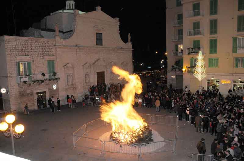OGGI 8 FEBBRAIO E' LA VIGILIA DELLA FESTA DI SAN CORRADO. I FUOCHI DELL'ALLEGREZZA IN MOLTE PARROCCHIE