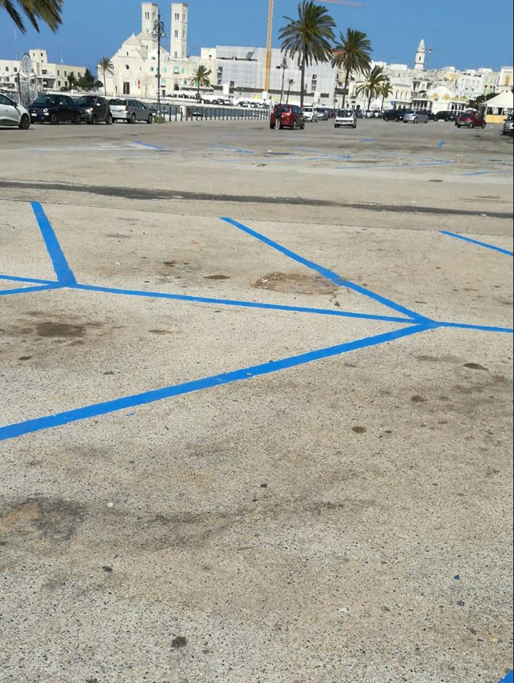 LE STRISCE BLU SONO ORMAI OVUNQUE...