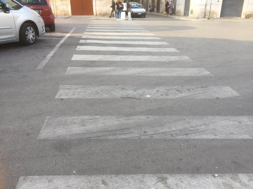 SI RIVEDONO LE STRISCE PEDONALI DOPO CHE ERANO DIVENTATE INVISIBILI