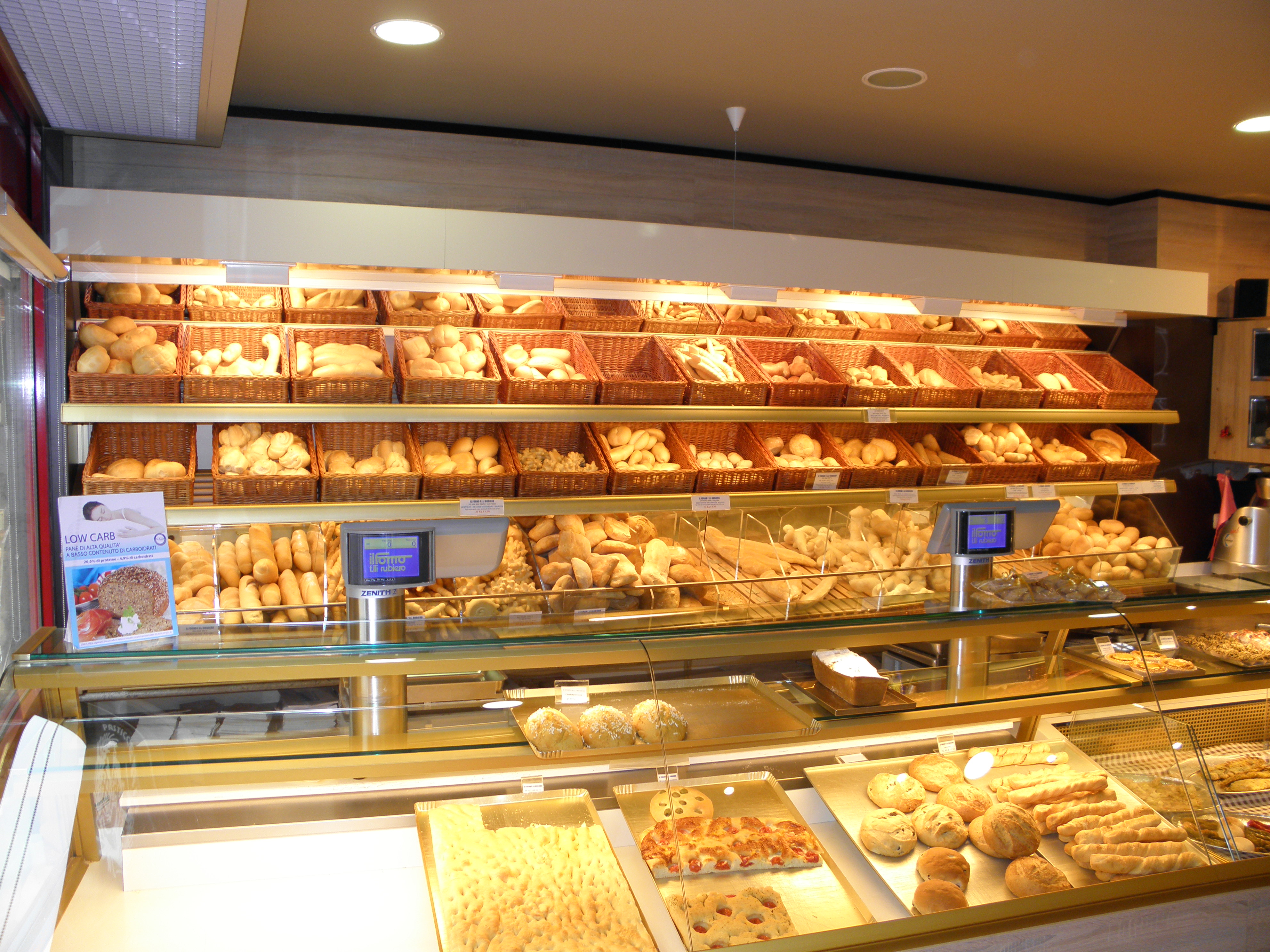 APERTI PANIFICI E SALUMERIE MA NON POSSONO VENDERE PRODOTTI DI PASTICCERIA E GELATI