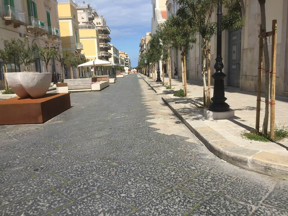LA CRISI DEL COMMERCIO A MOLFETTA TRA LE RAGIONI DEI COMMERCIANTI, IL PARERE DELLA GENTE E L'ASSENZA DEGLI AMMINISTRATORI