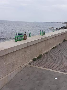 I BAGORDI DEI MOLFETTESI NEL PERIODO DI COVID: IL LUNGOMARE PIENO ZEPPO DI BOTTIGLIE DI BIRRA