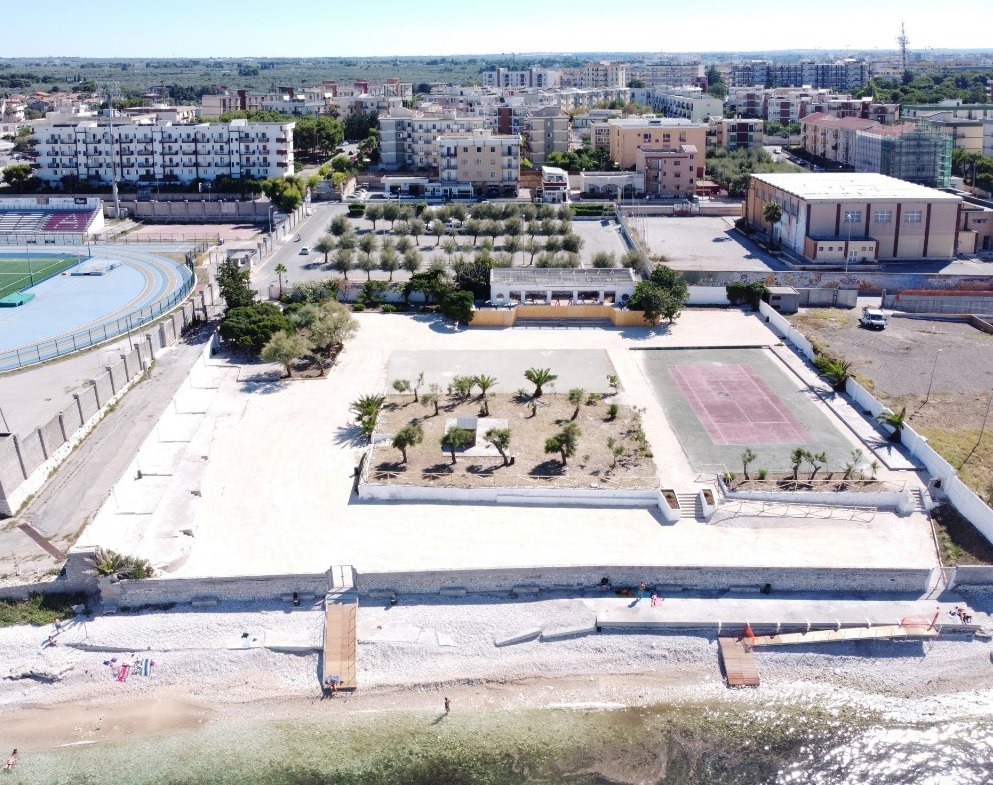 SPIAGGE PUBBLICHE E SPAZI PRIVATI. A MOLFETTA LA POLITICA INVERSA, SPAZI PUBBLICI DIVENTANO PRIVATI