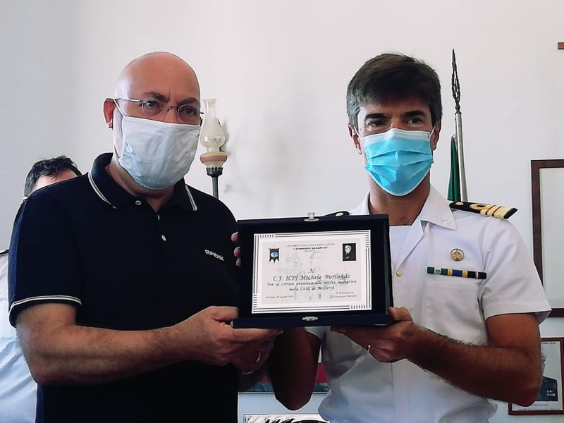 CONSEGNATA AL COMANDANTE MICHELE BURLANDO UNA TARGA DI BENEMERENZA DEL CENTRO AZZARITA