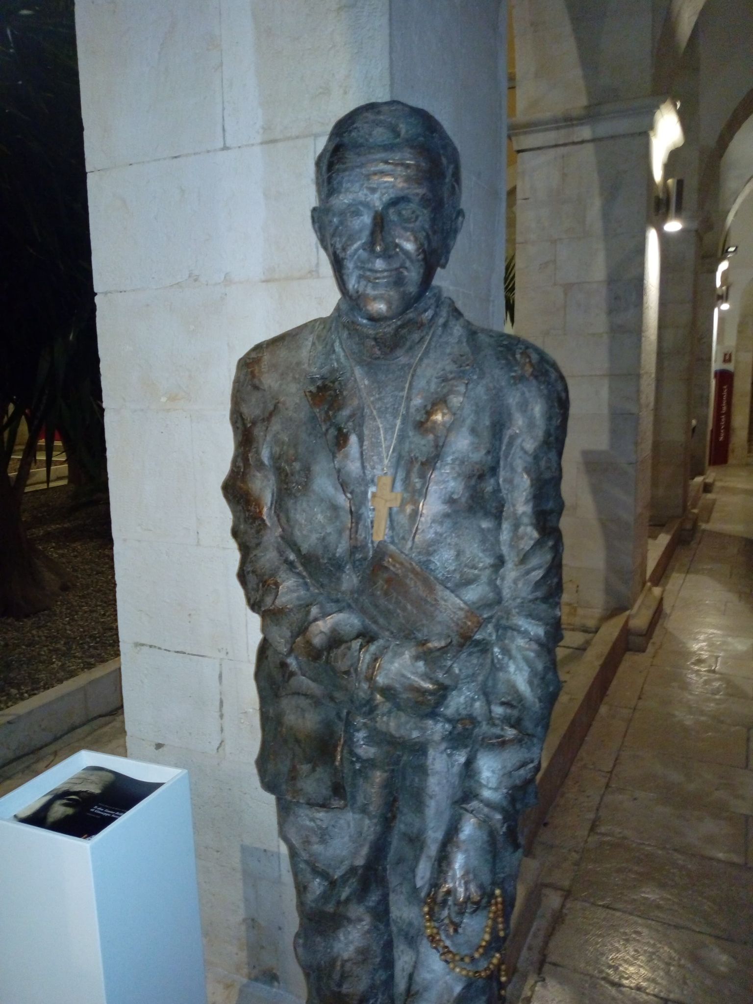 UNA STATUA DI DON TONINO BELLO E' STATA INAUGURATA NEL CHIOSTRO DELLA BASILICA DELLA MADONNA DEI MARTIRI