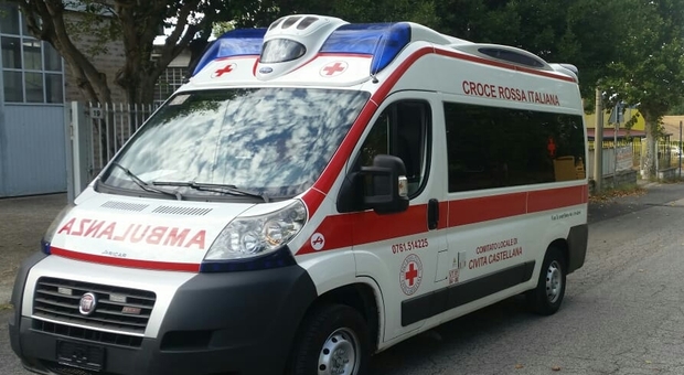 IMBRATTATA NELLA NOTTE UNA AMBULANZA DELLA CROCE ROSSA ITALIANA DI MOLFETTA