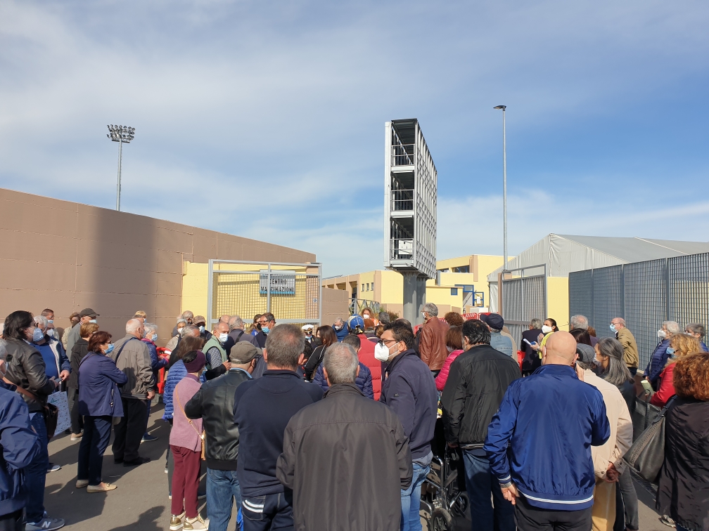 CENTRO VACCINALE DI MOLFETTA ASSEMBRAMENTI E DISORGANIZZAZIONE