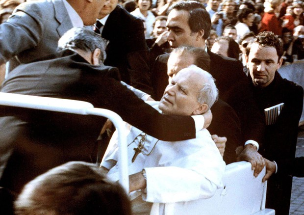 SONO PASSATI 40 ANNI DALLATTENTATO A PAPA GIOVANNI PAOLO II A PIAZZA SAN PIETRO, UNA VICENDA ANCORA AVVOLTA DA TANTI MISTERI E NESSUNA CERTEZZA