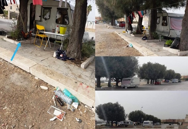 NELLINDIFFERENZA GENERALE ALLE SPALLE DELLA BASILICA DELLA MADONNA DEI MARTIRI UN ACCAMPAMENTO DI CAMPER RENDE LA ZONA INVIVIBILE