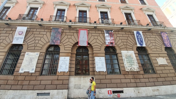 SULLA FACCIATA DEL PALAZZO DI CITT DEL COMUNE DI BARI ESPOSTI 13 STENDARDI DELLA MOSTRA COLLETTIVA