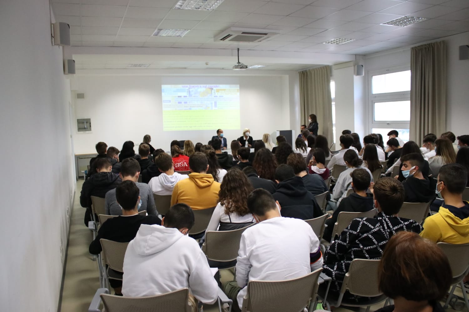 PROF.SSA GIASI: IL FUTURO  NELLE MANI DEI GIOVANI CHE CON LA LORO IMMAGINAZIONE E LE LORO IDEE POSSONO ABBRACCIARE IL MONDO, SALVAGUARDANDO LAMBIENTE