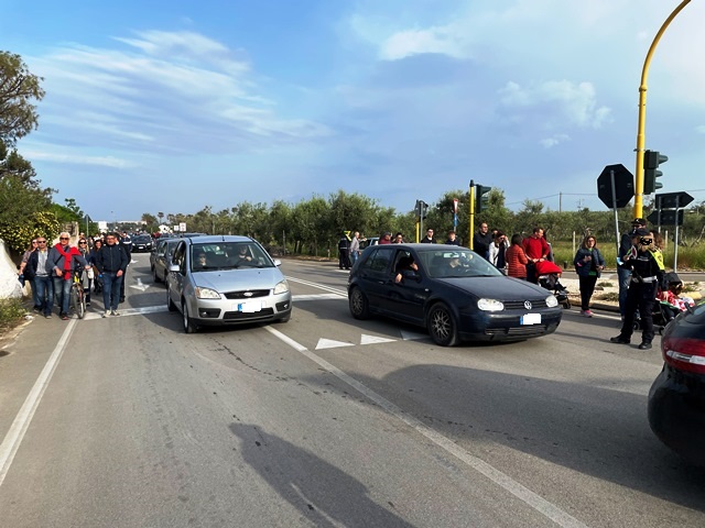 LE AUTO NON HANNO RISPETTATO LORDINANZA SINDACALE CHE VIETAVA IL TRAFFICO VEICOLARE SULLA STATALE 16 TRA MOLFETTA SUD E COLA OLIDDA