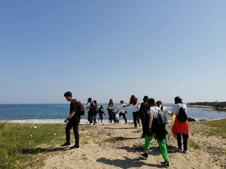 L'EDUCAZIONE CIVICA APPLICATA IN CONCRETO: OLTRE 215 ALUNNI RIPULISCONO CALA SAN GIACOMO