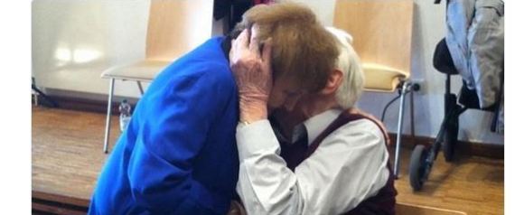 EX SOLDATO NAZISTA OSKAR GROENING BACIA LA SOPRAVVISSUTA AD AUSCHWITZ EVA KOR DURANTE IL PROCESSO