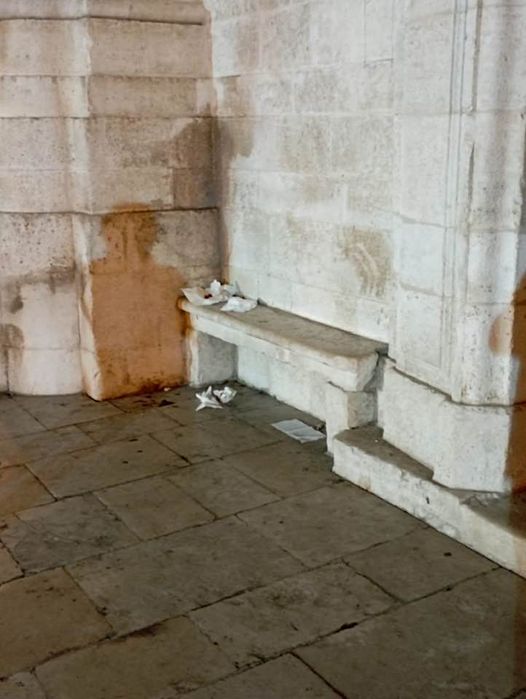 LASCIANO I RIFIUTI DOPO AVER MANGIATO, SULLA PANCHINA ACCANTO ALLA CATTEDRALE DI MOLFETTA