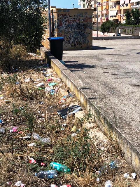 IL COMITATO DI QUARTIERE DEL COMPARTO 15 LAMENTA LO STATO DI FORTE DISAGIO DOVUTO AI LAVORI SOSPESI, LE ERBACCE, ATTI DI VANDALISMO E LA SCARSA SICUREZZA