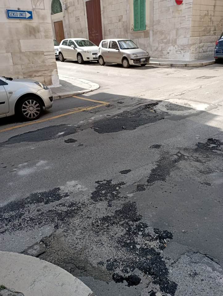 SISTEMATE VIA GOFFREDO MAMELI!!! LE PIOGGE HANNO DISTRUTTO IL MANTO STRADALE