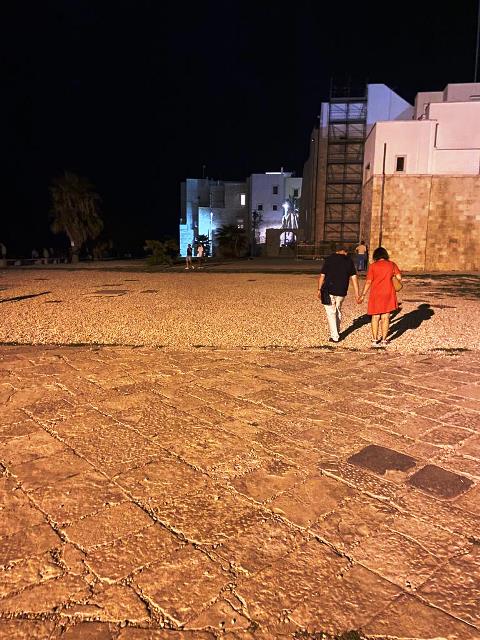 CALA S. ANDREA TANTE PROMESSE E POCHI FATTI. OCCORRE COMPLETARE LA PIAZZA E POTENZIARE VERDE E LUCI