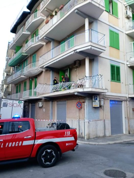 BALCONE DIVELTO DA CAMION. INTERVENTO SERALE PER I VIGILI DEL FUOCO