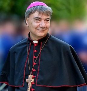 LA CROCE PETTORALE DI DON TONINO BELLO IN MOLTI VESCOVI ITALIANI E NON SOLO