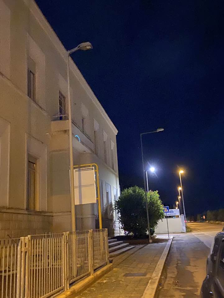 L'ILLUMINAZIONE PUBBLICA SU VIA TERLIZZI E' CARENTE: LA CITTA' METROPOLITANA SE ESISTE INTERVENGA
