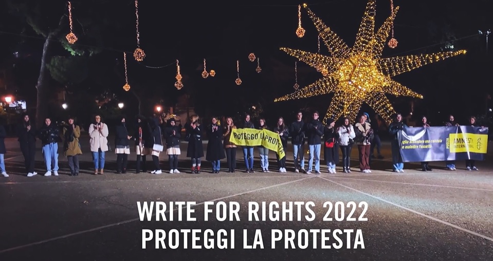 MARTED 13 DICEMBRE GLI ATTIVISTI E LE ATTIVISTE DEI GRUPPI LOCALI DI AMNESTY HANNO REALIZZATO UN FLASHMOB NEL CENTRO DI MOLFETTA COINVOLGENDO DOCENTI E STUDENTI
