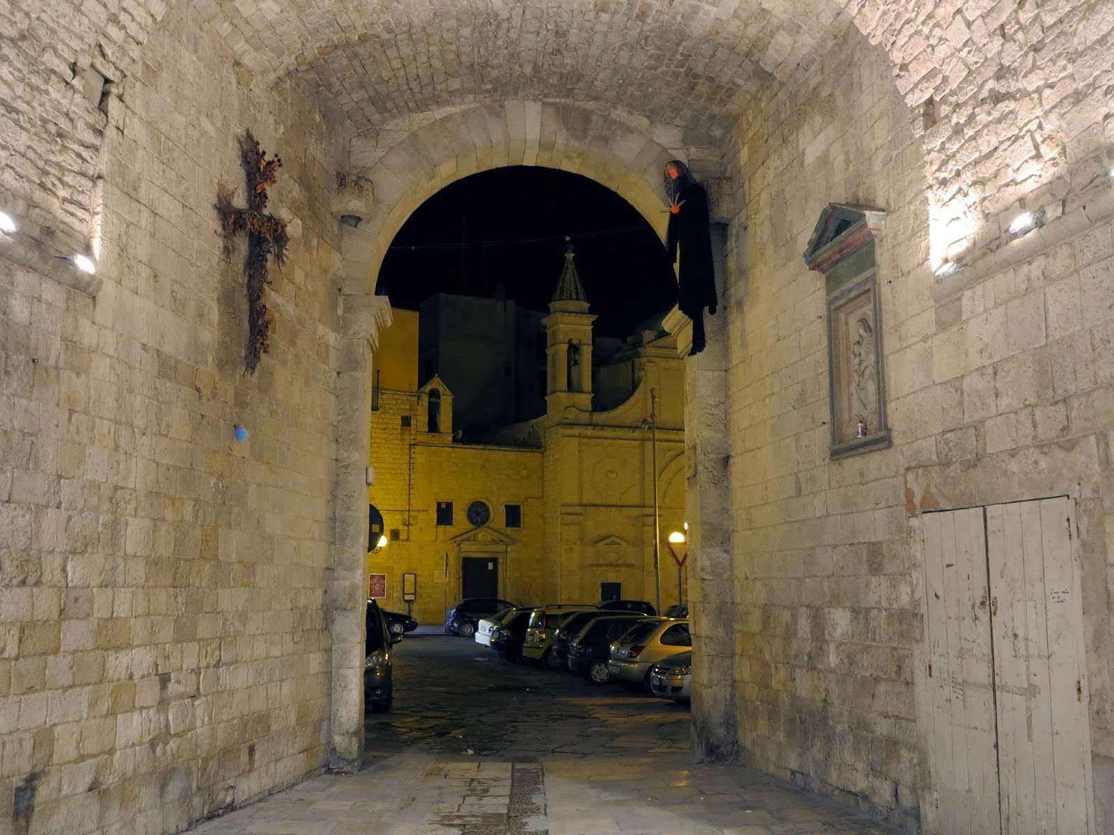 ARCO DELLA TERRA ILLUMINATO DI BLU CONTRO LA PENA DI MORTE