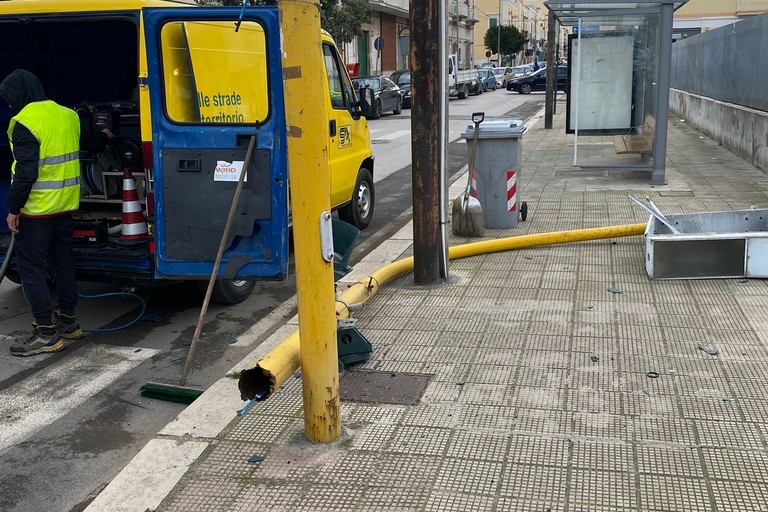 NOI LO AVEVANO DETTO: IL CROLLO DI UN PALO DI UN SEGNALE SU VIA MADONNA DEI MARTIRI