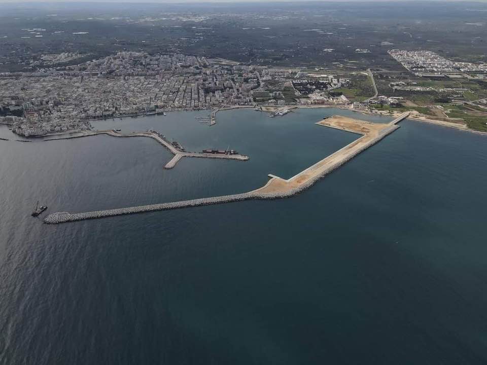 IL PORTO COMMERCIALE DI MOLFETTA NELLE SPLENDIDE FOTO DELL'ING. NICOLA LOLIVA