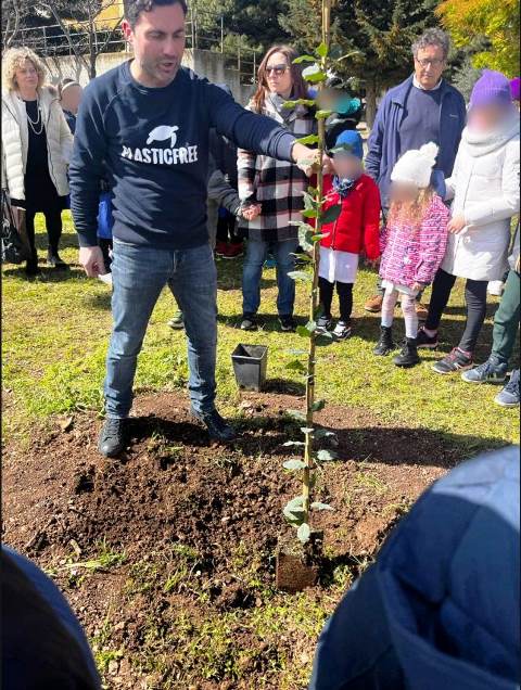500 ALBERI PER 500 SCUOLE: IL PROGETTO DELLASSOCIAZIONE PLASTIC FREE PER SENSIBILIZZARE I PI GIOVANI SUI TEMI DEL RICICLO E DEL RISPETTO DELLA NATURA ARRIVA ANCHE A MOLFETTA