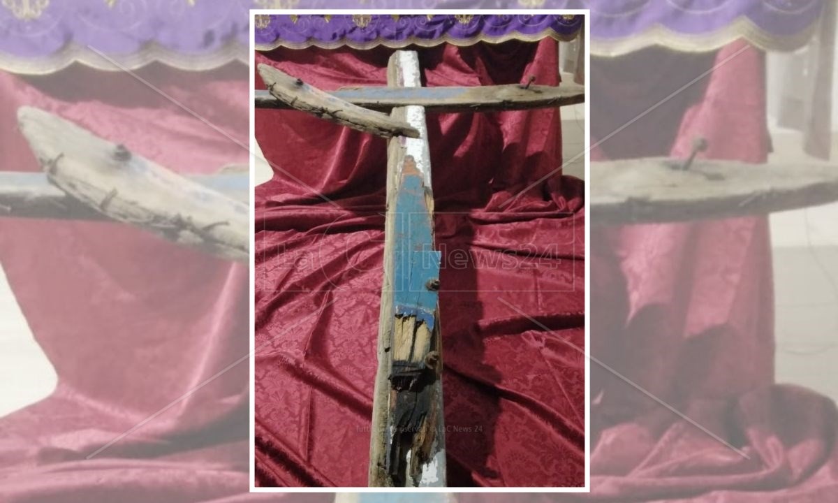 DOMENICA 2 APRILE ARRIVA NELLA NOSTRA DIOCESI LA CROCE REALIZZATA CON ALCUNI RELITTI DEL BARCONE NAUFRAGATO A CUTRO