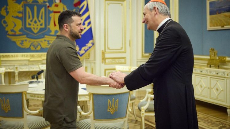 Ucraina, la missione di pace del Card. Matteo Zuppi tra incontri al vertice e la preghiera a Bucha