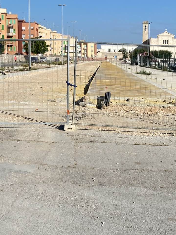 LUNGOMARE DEI CROCIATI A MOLFETTA LAVORI FERMI O ATTESA SUB APPALTO? COPIA DI PIAZZA CAPPUCCINI, AREA MERCATALE E I VARI RONDO'?